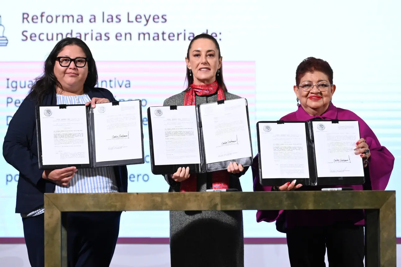 Claudia Sheinbaum firma reforma histórica para promover igualdad de género en México.