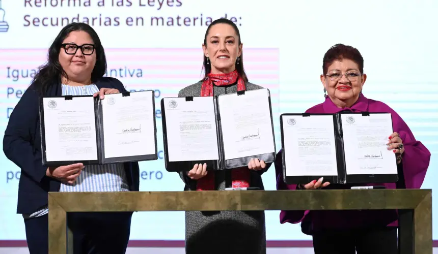 Claudia Sheinbaum firma reforma histórica para promover igualdad de género en México.