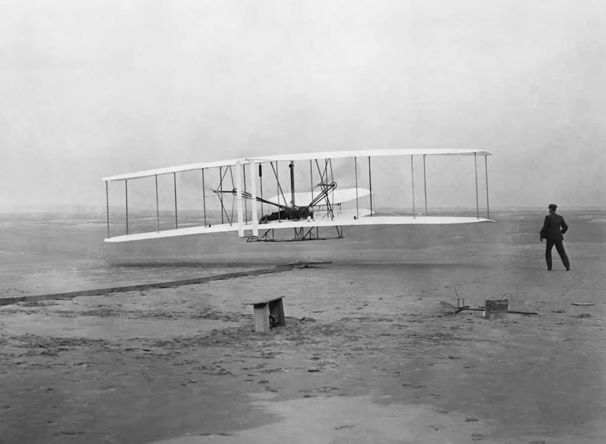 Hermanos Wright logran el primer vuelo con motor el 17 de diciembre de 1903.