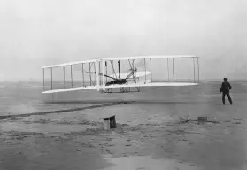 LOS HERMANOS WRIGHT LOGRAN EL PRIMER VUELO CON MOTOR EL 17 DE DICIEMBRE DE 1903