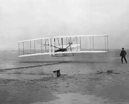 LOS HERMANOS WRIGHT LOGRAN EL PRIMER VUELO CON MOTOR EL 17 DE DICIEMBRE DE 1903