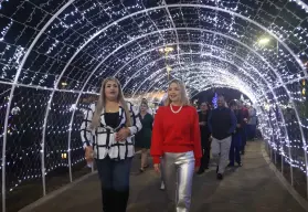 Pista de hielo y túneles de luces: Villa Navideña en Mazatlán abre sus puertas