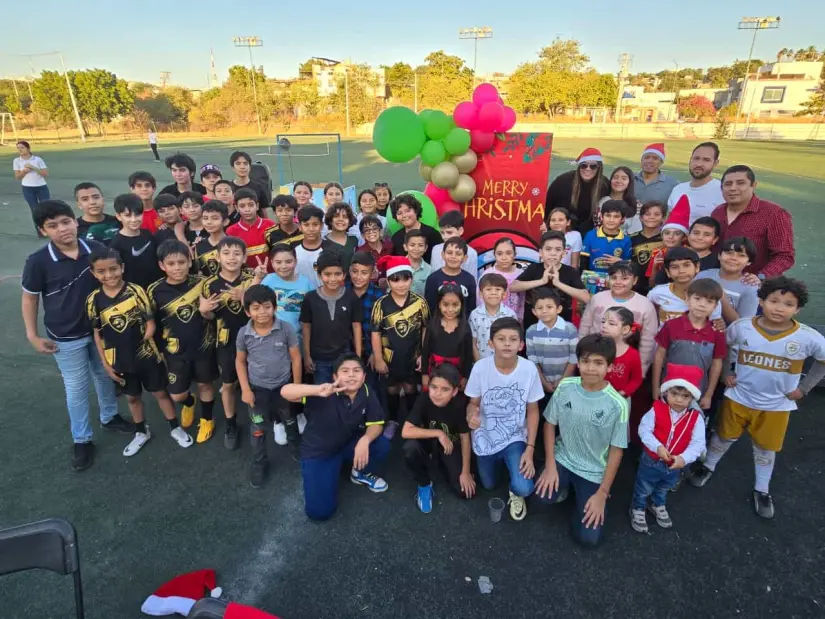 Muy emocionados los pequeños futbolistas disfrutaron de su festejo navideño.