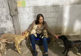 Isela Fuentes, protectora de animales en Villa Juárez tiene corazón compasivo por perritos de calle