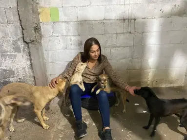 Isela Fuentes, protectora de animales en Villa Juárez tiene corazón compasivo por perritos de calle