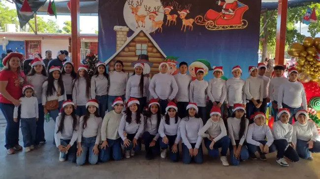 Los niños de 6A tuvieron una presentación muy emotiva con la ayuda de su maestra Karol Sandoval.