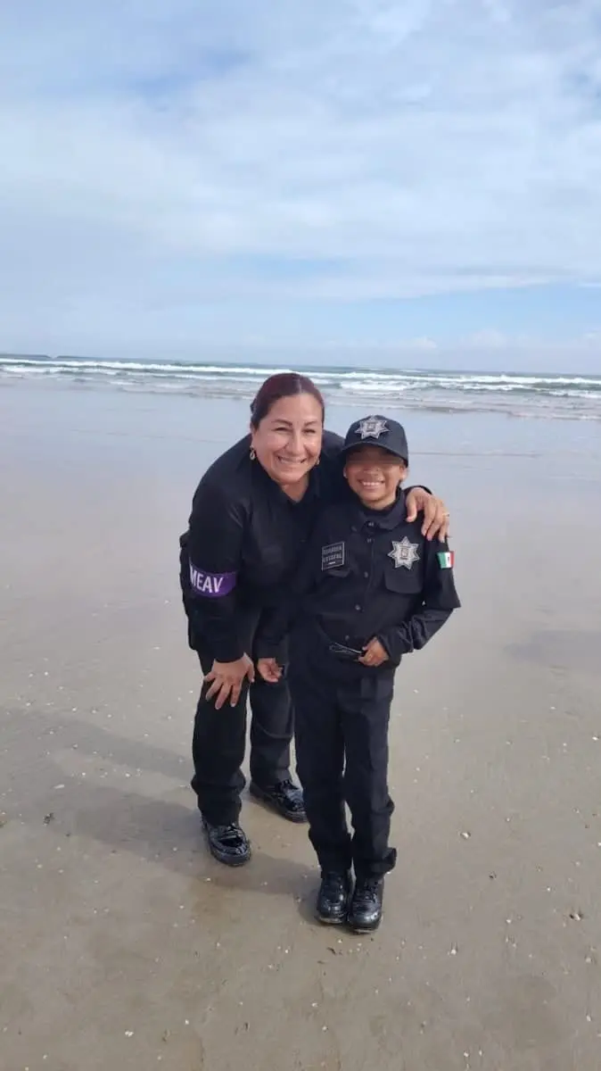 Niña cumple su sueño de ser policía.