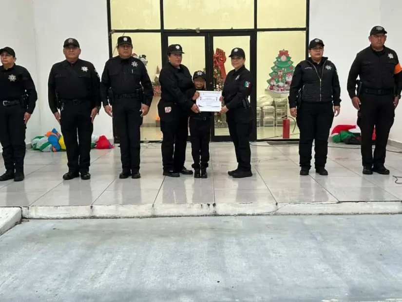 Niña cumple su sueño de ser policía.