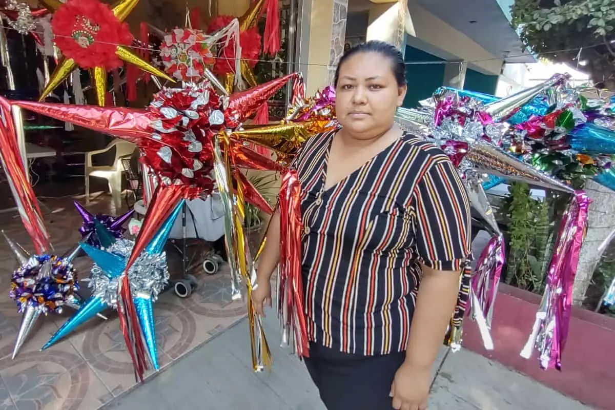 Gisela González y su mamá Esvelia dan vida cada año a la tradición de las piñatas navideñas.