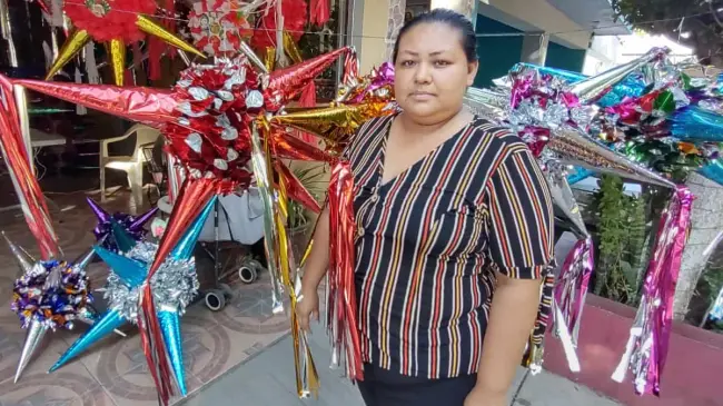 Gisela González y su mamá Esvelia dan vida cada año a la tradición de las piñatas navideñas.