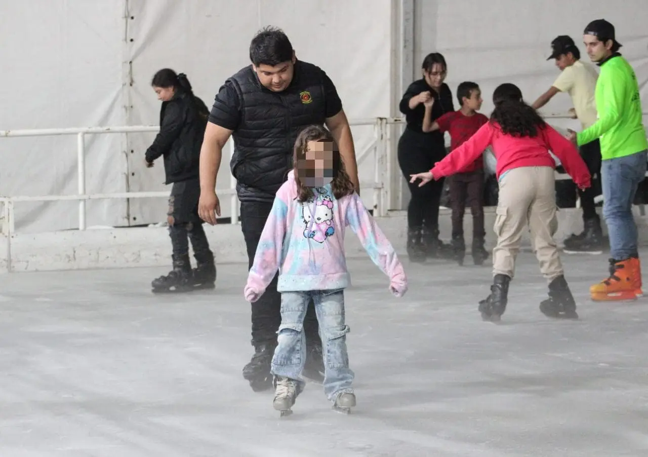 Niños pista de hielo. Foto temática.