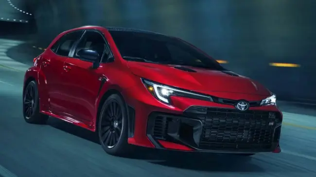 Esta es la versión deportiva del sedán más famoso de Toyota. Foto: Cortesía