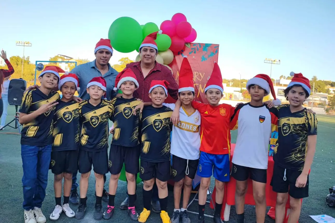 Los integrantes del Leones FC pasaron un día agradable para celebrar su festejo navideño.