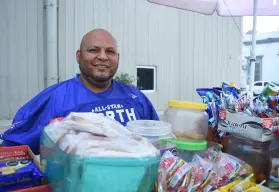 Con la venta de dulces en el centro de Culiacán Don Chiles encontró una nueva esperanza de vida