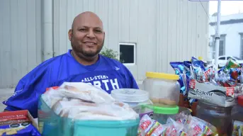 Con la venta de dulces en el centro de Culiacán Don Chiles encontró una nueva esperanza de vida