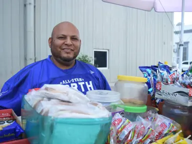 Con la venta de dulces en el centro de Culiacán Don Chiles encontró una nueva esperanza de vida