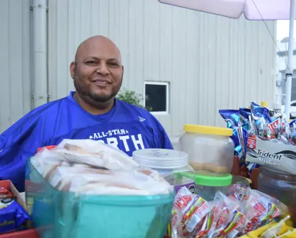 Con la venta de dulces en el centro de Culiacán Don Chiles encontró una nueva esperanza de vida