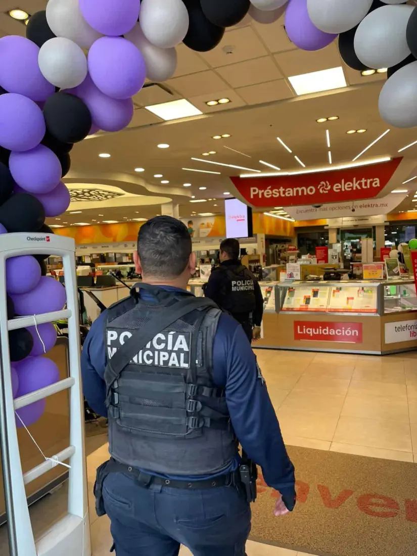 Policías municipales realizar recorridos de vigilancia en comercios de Culiacán.