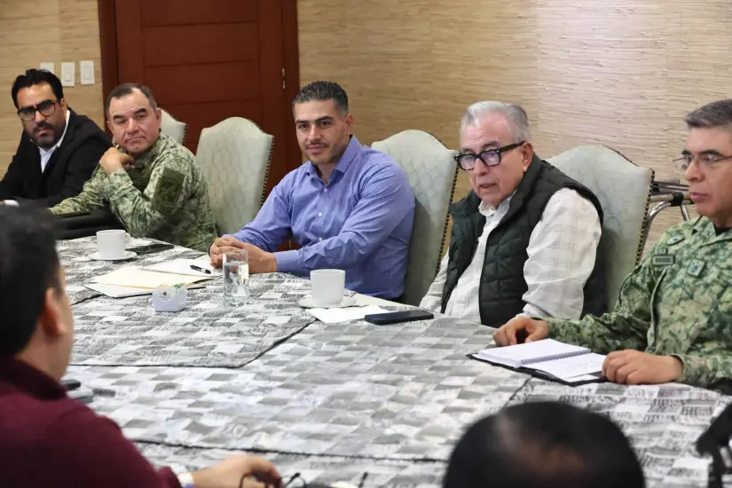 Omar García y Rubén Rocha durante la reunión de seguridad que sustuvieron este miércoles.