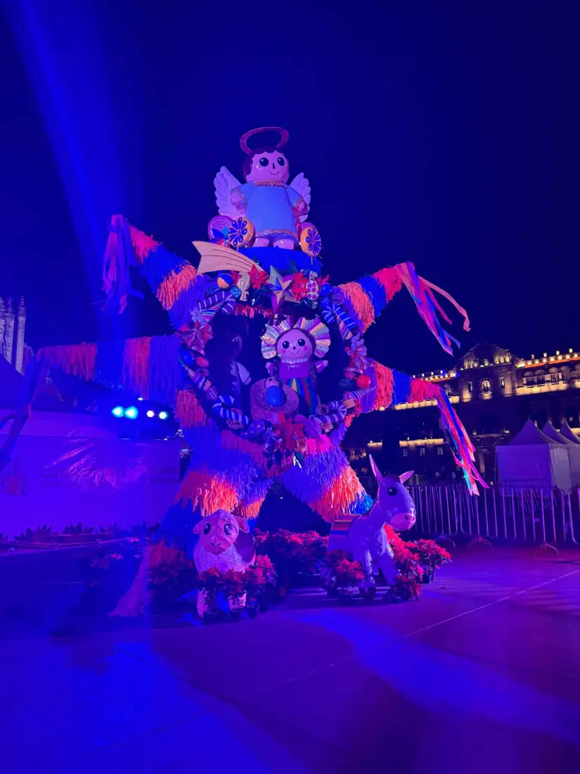 En el Zócalo también podrás ver una piñata monumental.