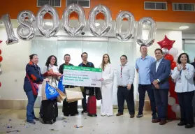 Erika Judith, pasajera 1.8 millones, es recibida con batucada en Mazatlán