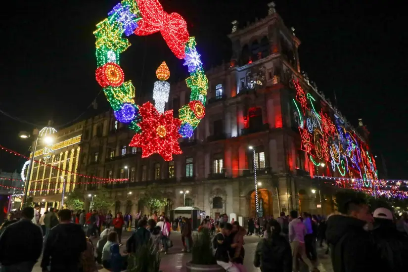 Así luce el Zócalo de la CDMX con la Verbena Navideña.