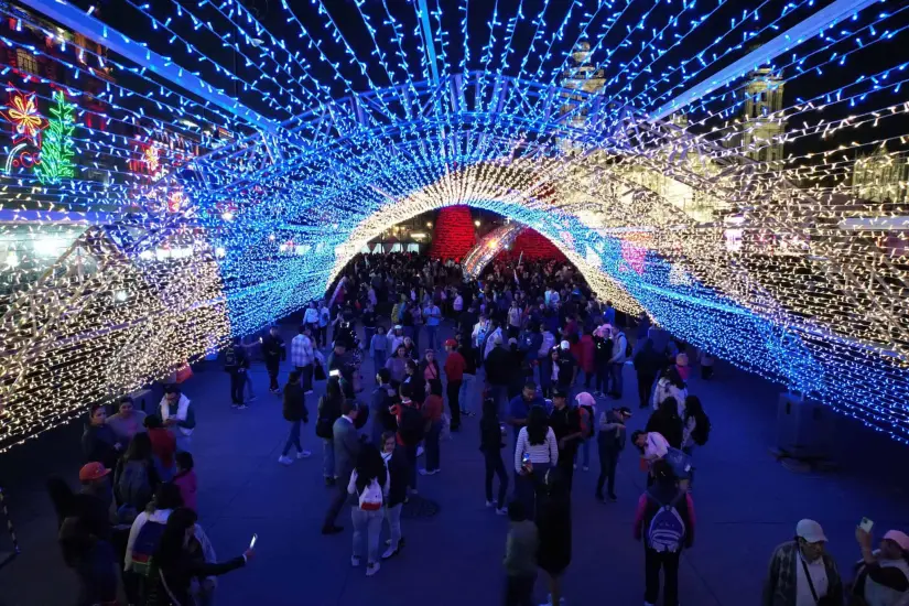 Así luce el Zócalo con las luces navideñas.