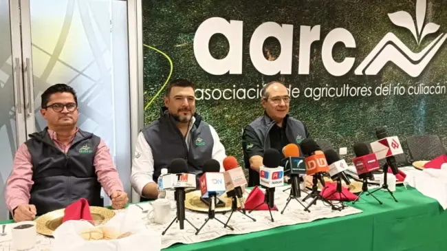 Enrique Riveros (al centro) en su último mensaje de fin de año al frente de la AARC; el 28 de febrero rinde su último informe y entrega la administración.