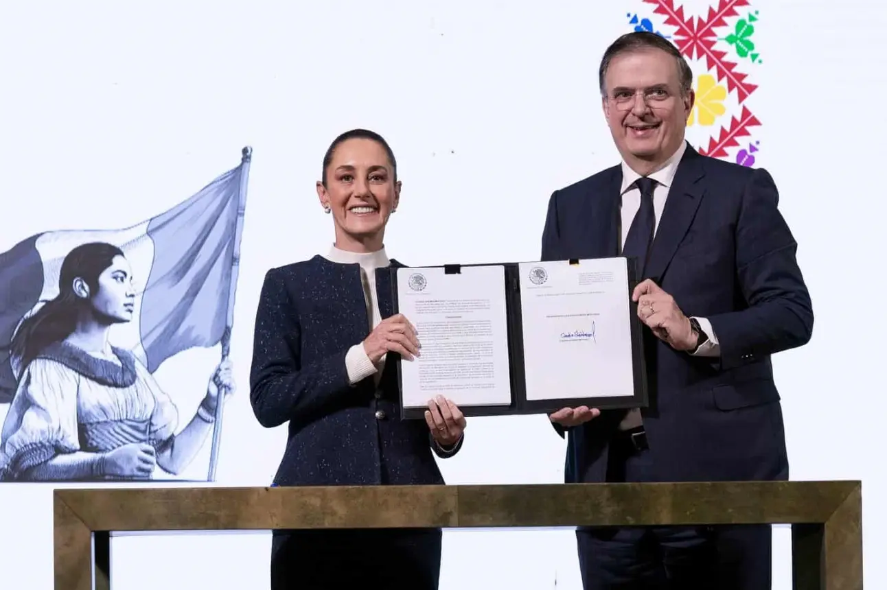 Claudia Sheinbaum firma decreto para aumentar 35% el arancel a mercancías textiles de países sin TLC.