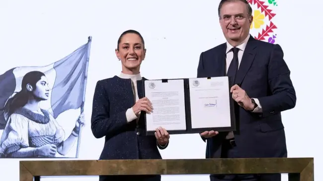 Claudia Sheinbaum firma decreto para aumentar 35% el arancel a mercancías textiles de países sin TLC.
