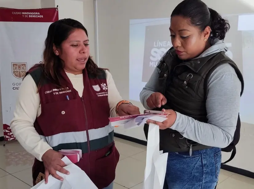 Madre de familia recogiendo la tarjeta de Mi Beca para Empezar