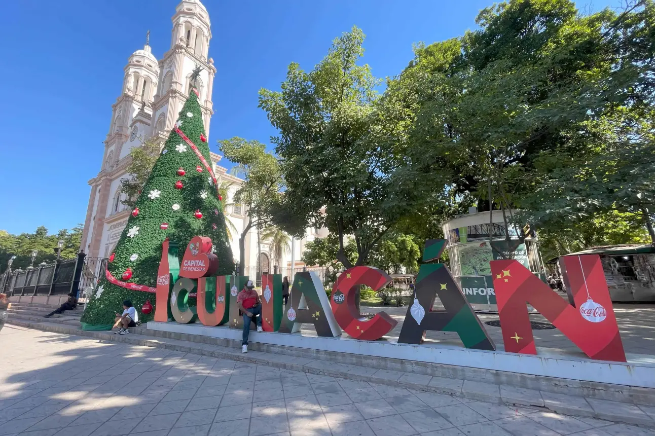 Monumentales Árboles de Navidad se encuentran en distintos puntos de Culiacán. Fotos: Lino Ceballos.