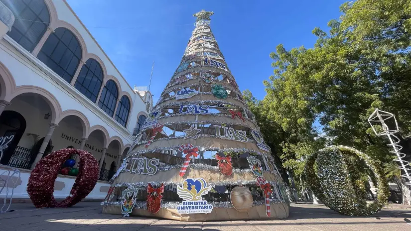 En el Edificio Rosales de la UAS ya es una tradición la instalación de este Árbol Navideño.