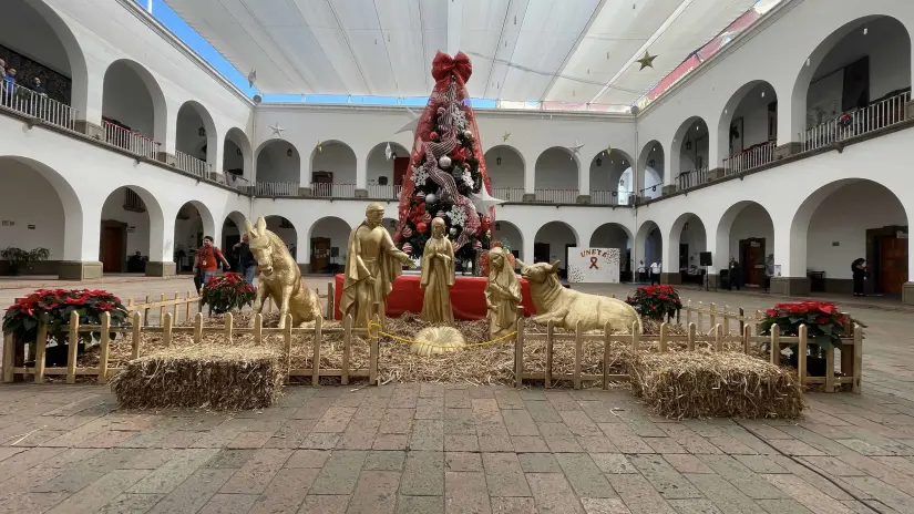 El árbol de Navidad monumental al interior del Ayuntamiento de Culiacán, luce esplendoroso.