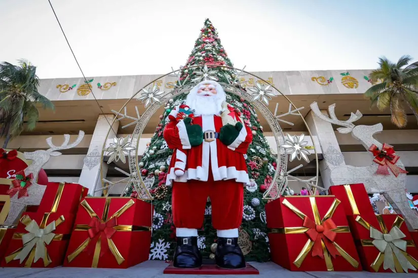 En Palacio de Gobierno también se puede disfrutar de un monumental Árbol de Navidad junto a la pista de hielo.