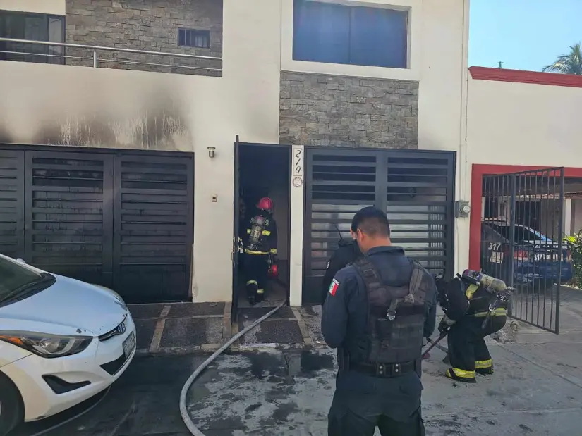  Bomberos Veteranos Mazatlán controlan incendio y salvan a dos personas y dos perritos.