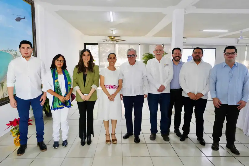 Claudia Sheinbaum Pardo reunida con funcionarios durante la reunión de seguridad en Mazatlán, Sinaloa.