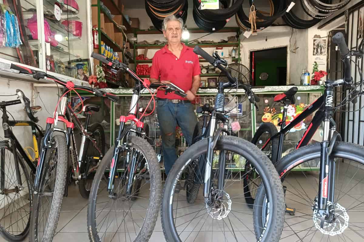 Con su taller de bicicletas, Francisco García contribuye a una movilidad sostenible en Culiacán