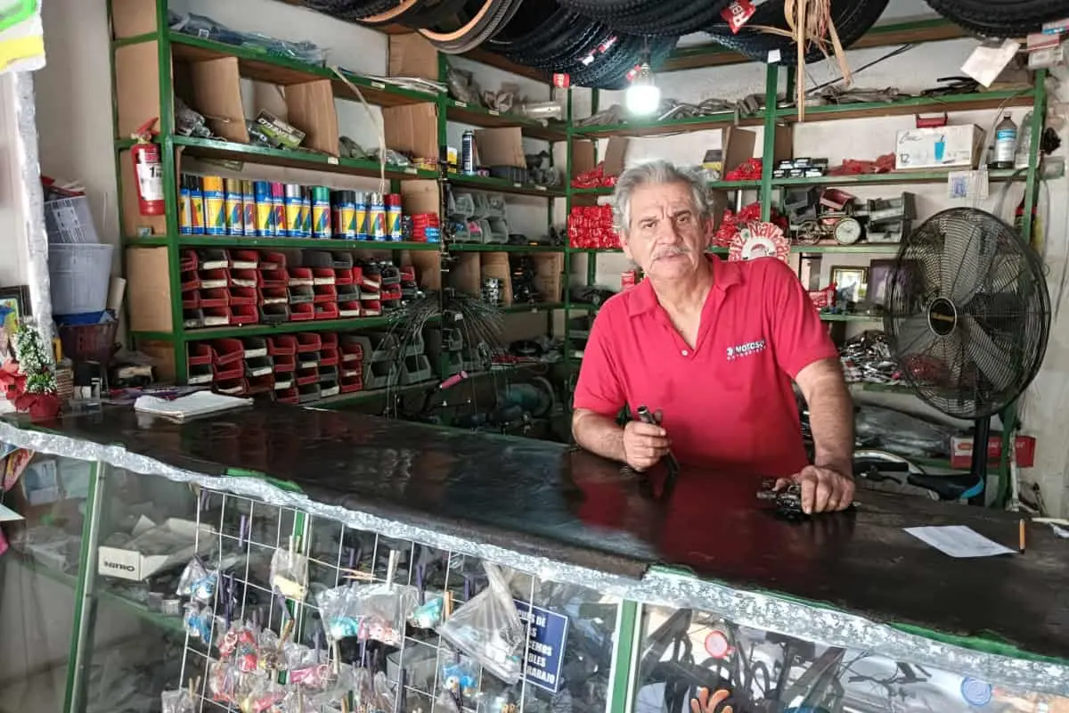 Francisco García atiende personalmente su taller de bicipartes, de lunes a sábados, por el bulevar Las Torres, a cuadra y media del canal Chulavista.