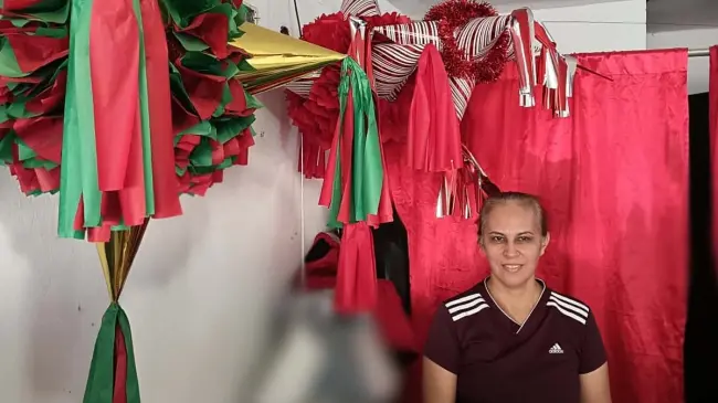 Josefina Zamora aprovecha la época decembrina para elaborar piñatas navideñas tradicionales en su taller.