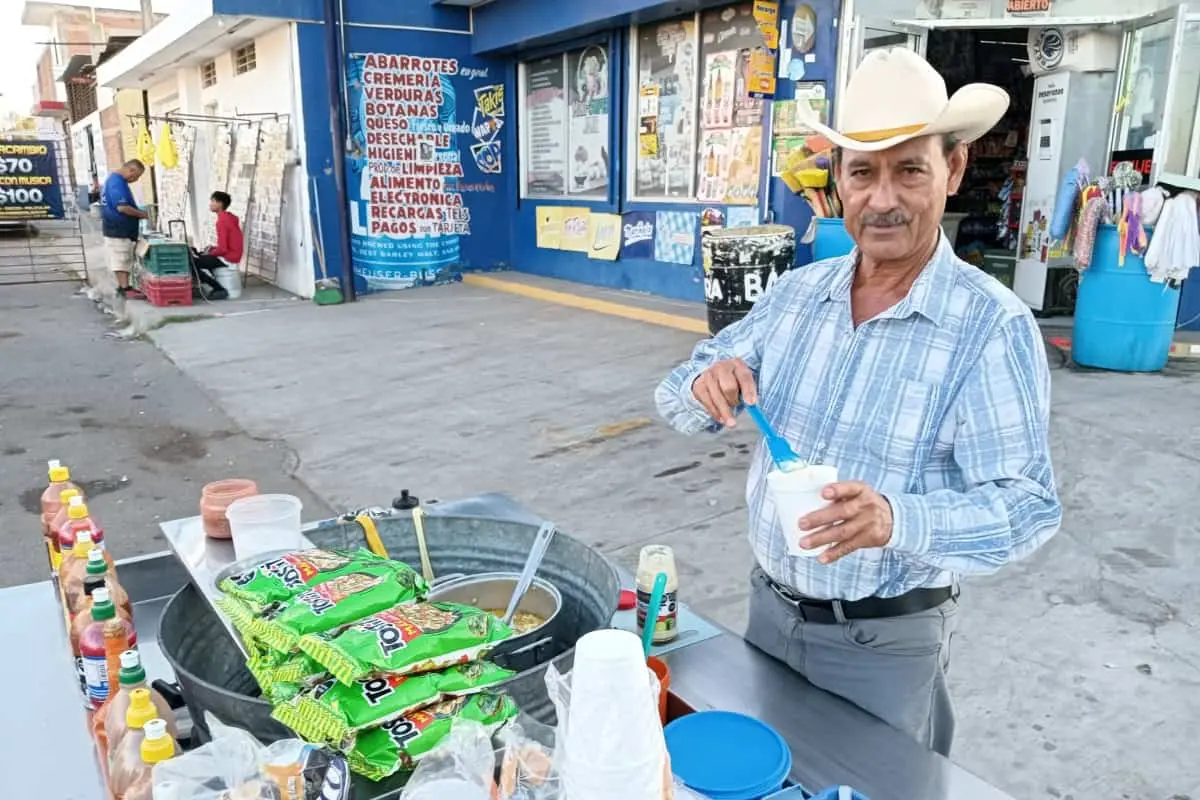 Óscar Casanova prepara con dedicación cada esquite que le demandan.