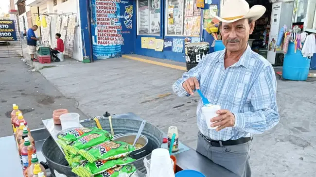 Óscar Casanova prepara con dedicación cada esquite que le demandan.