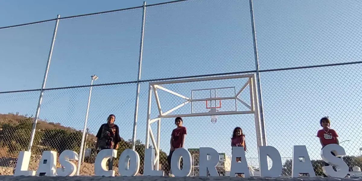 Con orgullo y unidad, las letras de Las Coloradas se convierten en un símbolo de transformación en el sector popular de Culiacán. Foto: Juan Madrigal