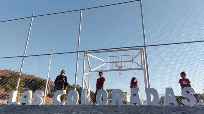 Con orgullo y unidad, las letras de Las Coloradas se convierten en un símbolo de transformación en el sector popular de Culiacán. Foto: Juan Madrigal