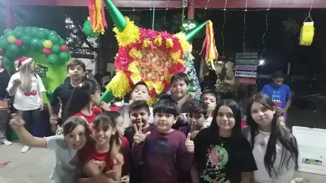 El espíritu navideño inspiró a las familias a unirse y crear un ambiente lleno de alegría y esperanza. Juntos, lograron mejorar su comunidad y celebrar en un lugar renovado.