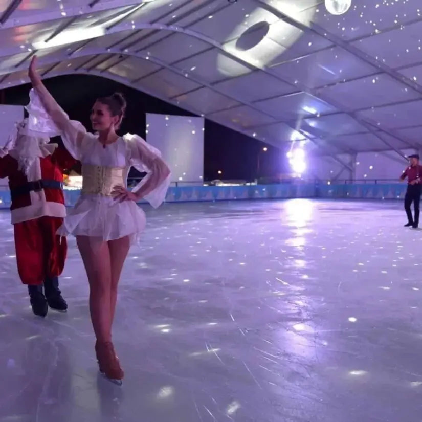 Pista de hielo entre las atracciones de la Plaza del Ángel- Foto: Cortesía