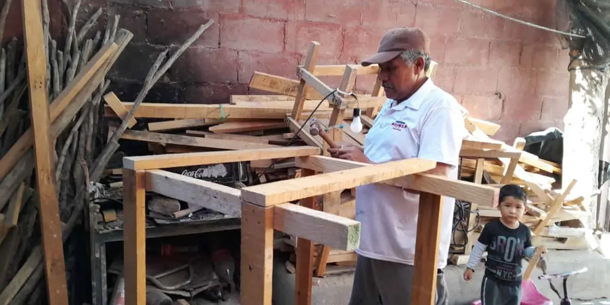 Reutilizando madera Guillermo Inzunza construye muebles rústicos en Villa Juárez