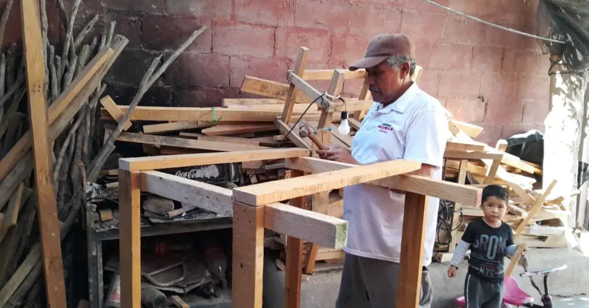 Guillermo Inzunza, de vigilante a artesano, hace muebles rústicos con madera reciclada en Villa Juárez