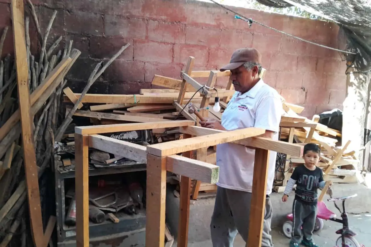 Reutilizando madera Guillermo Inzunza construye muebles rústicos en Villa Juárez