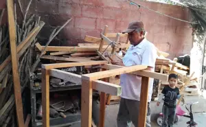 Guillermo Inzunza, de vigilante a artesano, hace muebles rústicos con madera reciclada en Villa Juárez